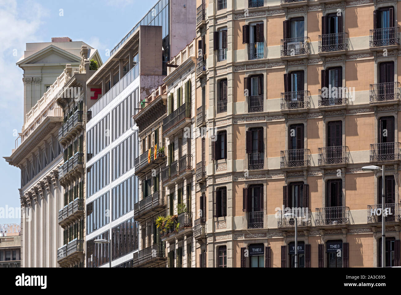 Barcellona; Carrer d'Arrago, Hotel, Wohnhaeuser, Fassade, Gruenderzeit, Modernisme, Ausschnitt Foto Stock
