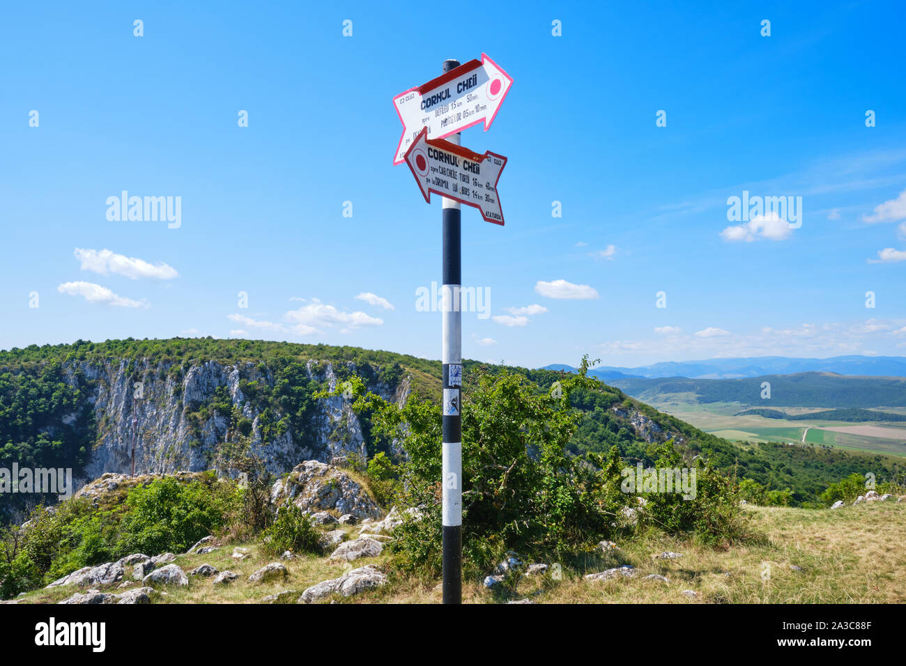 Turda, Romania - 10 agosto 2019: Sentiero escursionistico marcatore in Turda gorge (Cheile Turzii) alla fine di una via ferrata, su un luminoso e soleggiato, giorno di estate Foto Stock