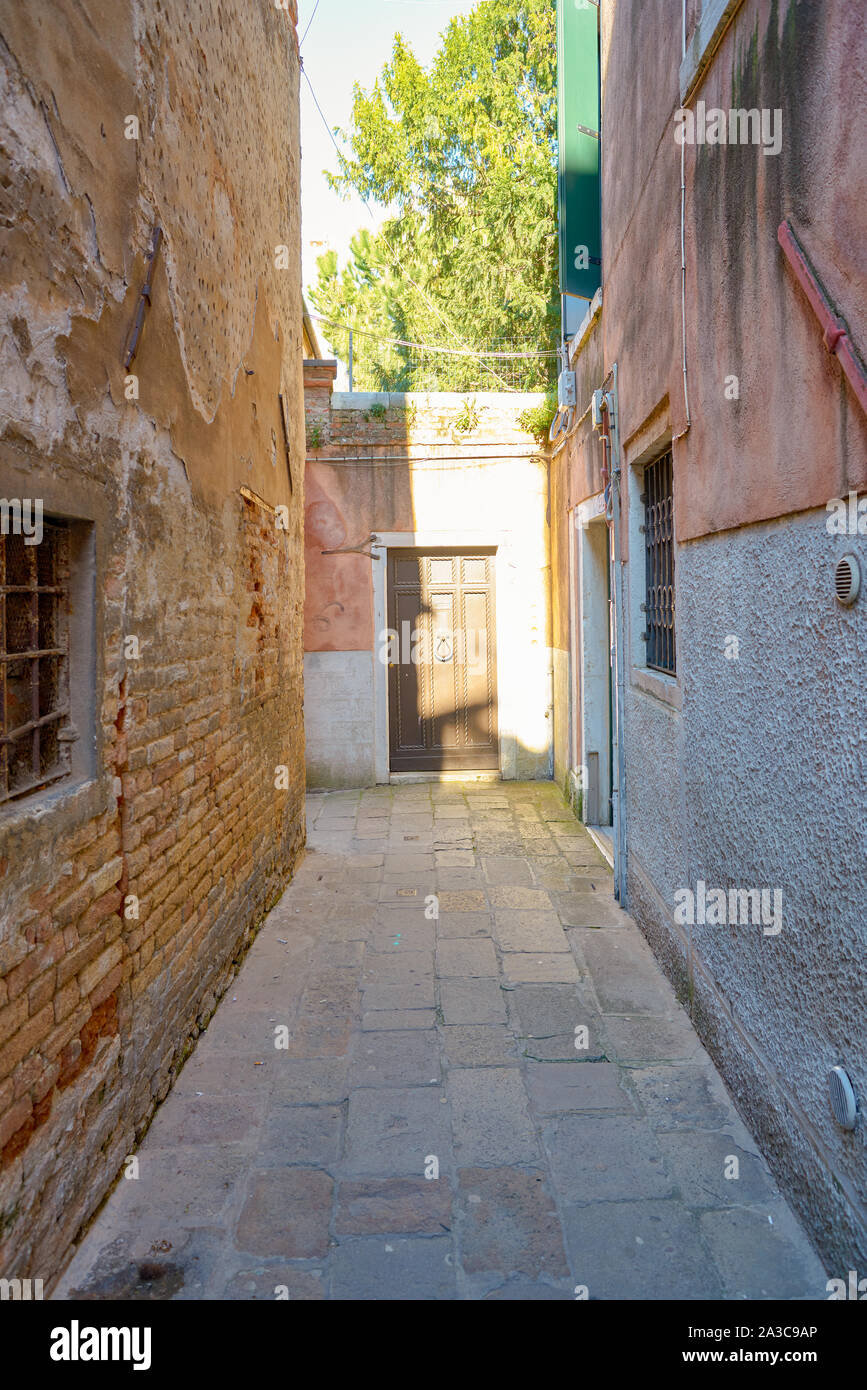 Venezia, Italia - circa maggio, 2019: vista di una stretta strada laterale si trova a Venezia. Foto Stock