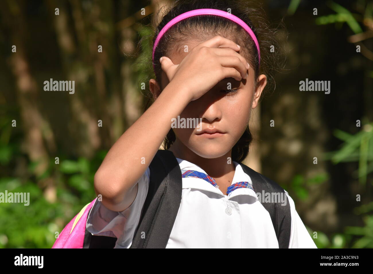 Una ragazza studente giornata di sole Foto Stock