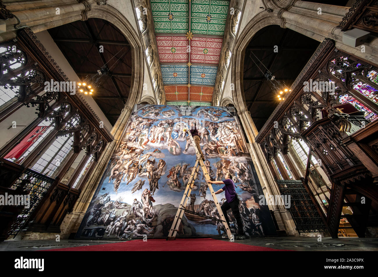 Perpetrations finale sono realizzati nella parte anteriore di una riproduzione di Michelangelo è l'ultimo giudizio davanti all'apertura del per il Michelangelo: una vista diversa mostra al Ministro dello scafo. Foto Stock