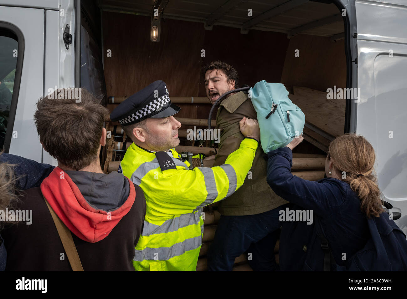 Estinzione della ribellione manifestanti lotta per impedire la loro van attrezzatura essendo confiscati dalla polizia nel corso di una occupazione di Westminster Bridge. Il attivisti ambientali iniziano due settimane di nuova ondata di azione di protesta causando interruzioni presso i siti principali di Londra incluso Westminster Bridge, Lambeth Bridge, Trafalgar Square, il Parlamento aree e Smithfield Market nonché di numerosi blocchi stradali. La Metropolitan Police hanno confermato oltre 1500 arresti per data. Londra, Regno Unito. Foto Stock