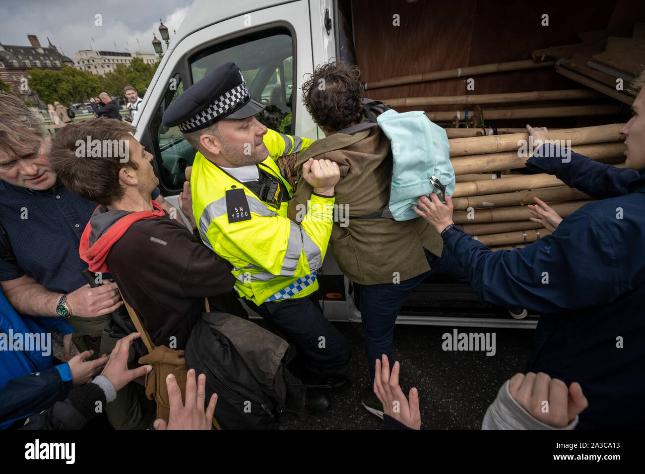 Estinzione della ribellione manifestanti lotta per impedire la loro van attrezzatura essendo confiscati dalla polizia nel corso di una occupazione di Westminster Bridge. Il attivisti ambientali iniziano due settimane di nuova ondata di azione di protesta causando interruzioni presso i siti principali di Londra incluso Westminster Bridge, Lambeth Bridge, Trafalgar Square, il Parlamento aree e Smithfield Market nonché di numerosi blocchi stradali. La Metropolitan Police hanno confermato oltre 1500 arresti per data. Londra, Regno Unito. Foto Stock