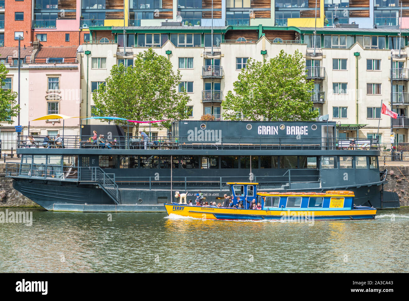 Visto lungo il porto di Bristol REGNO UNITO. Chiatta di granella è un Pub flottante, uno di The Guardian Papers top 50 con le colorate case di legno di Clifton. Foto Stock