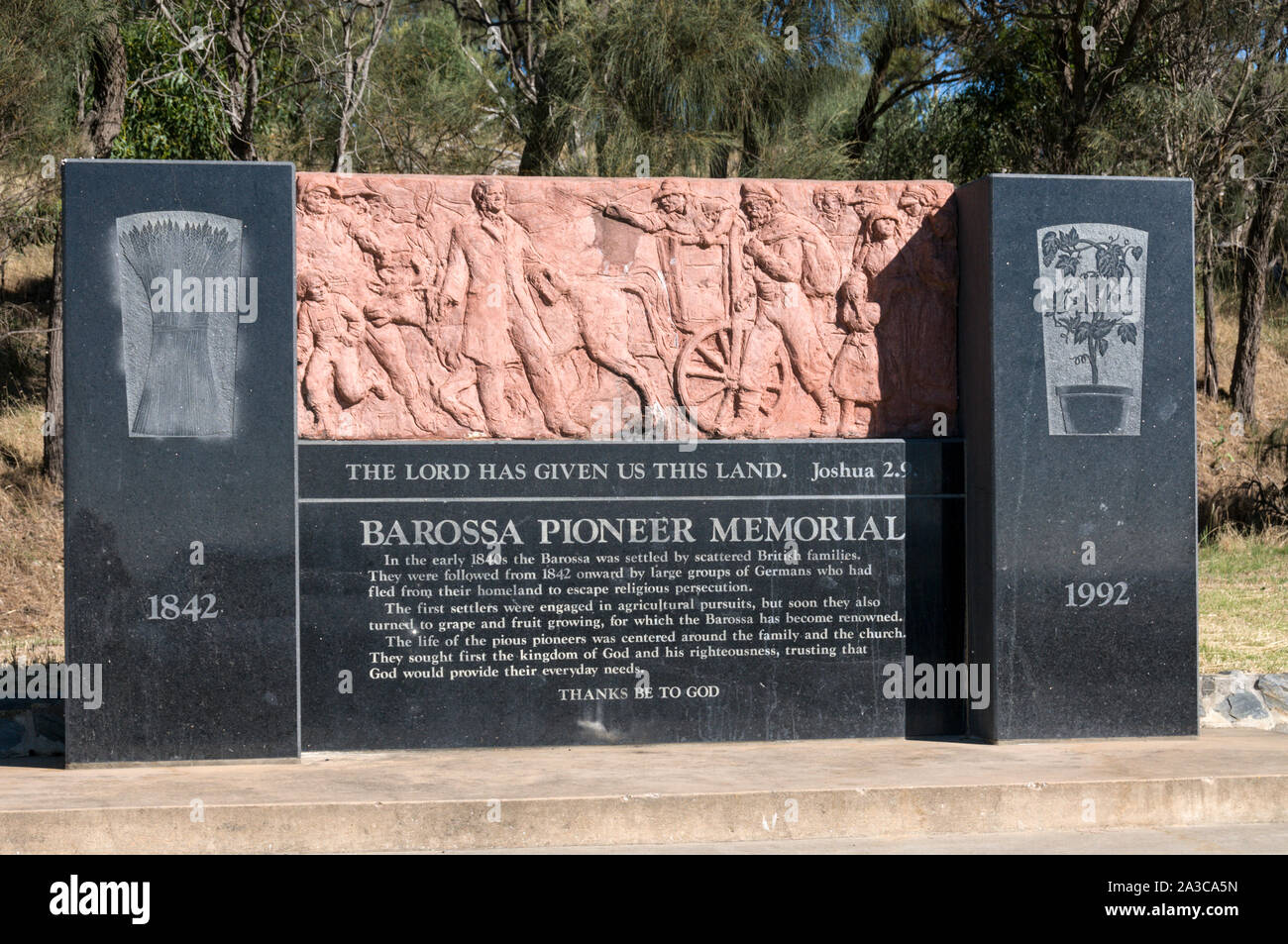 La Barossa Pioneer Memorial presso Mengler Hill Lookout nella Barossa Valley regione vinicola del Sud Australia. Ci sono circa 150 aziende vitivinicole Baros Foto Stock