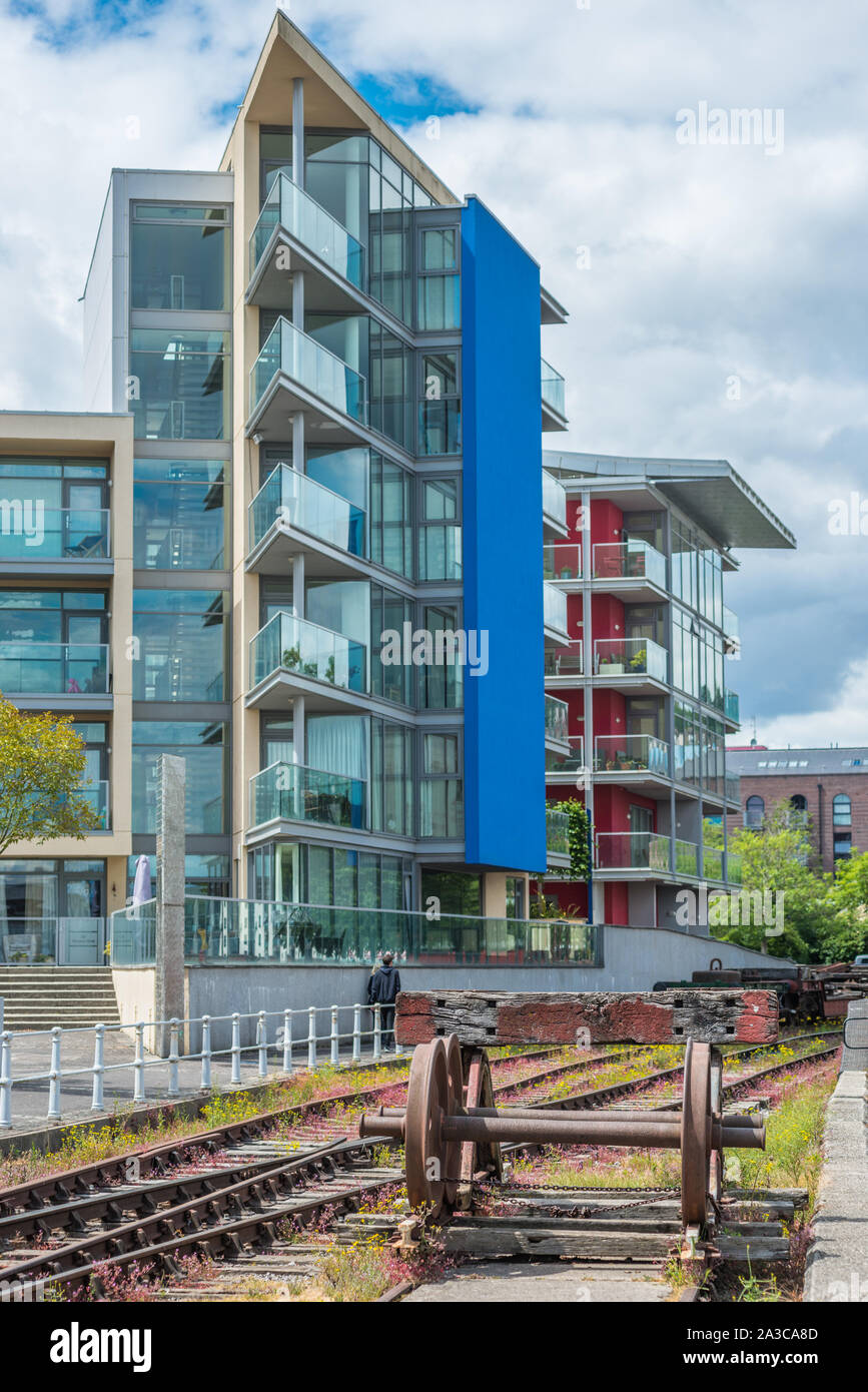 Appartamento moderno blocco opposto ferrovia Wapping Wharf in Harbourside con railtracks in primo piano. Bristol. Avon. In Inghilterra. Regno Unito. Foto Stock