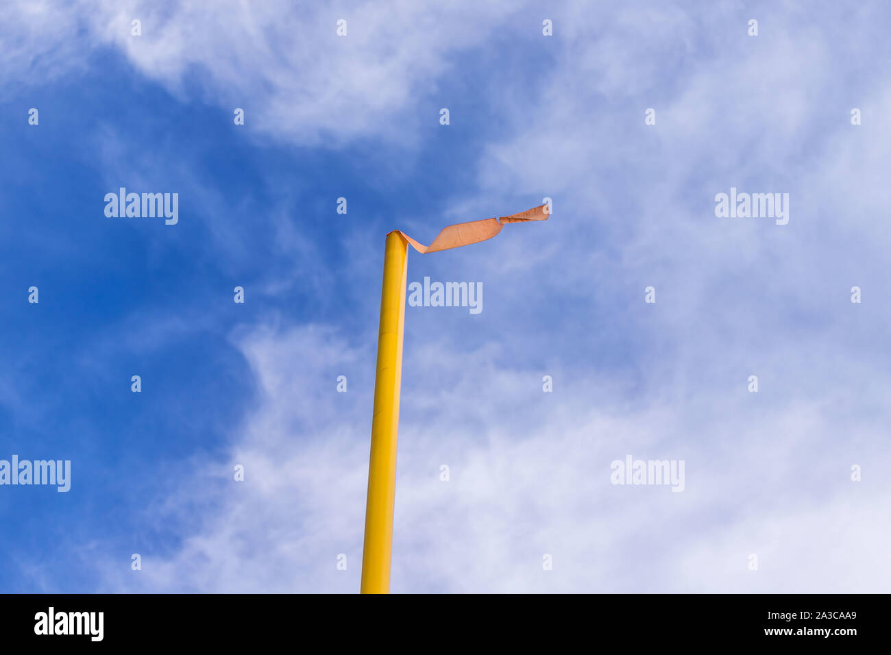 Uno streamer sulla parte superiore di un obiettivo di calcio post Foto Stock