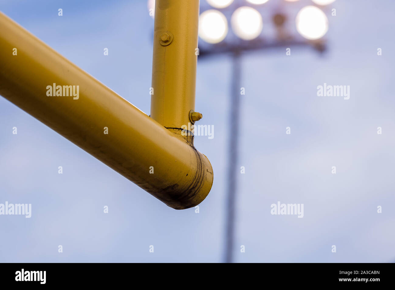 Una chiusura di un obiettivo di calcio post al crepuscolo Foto Stock