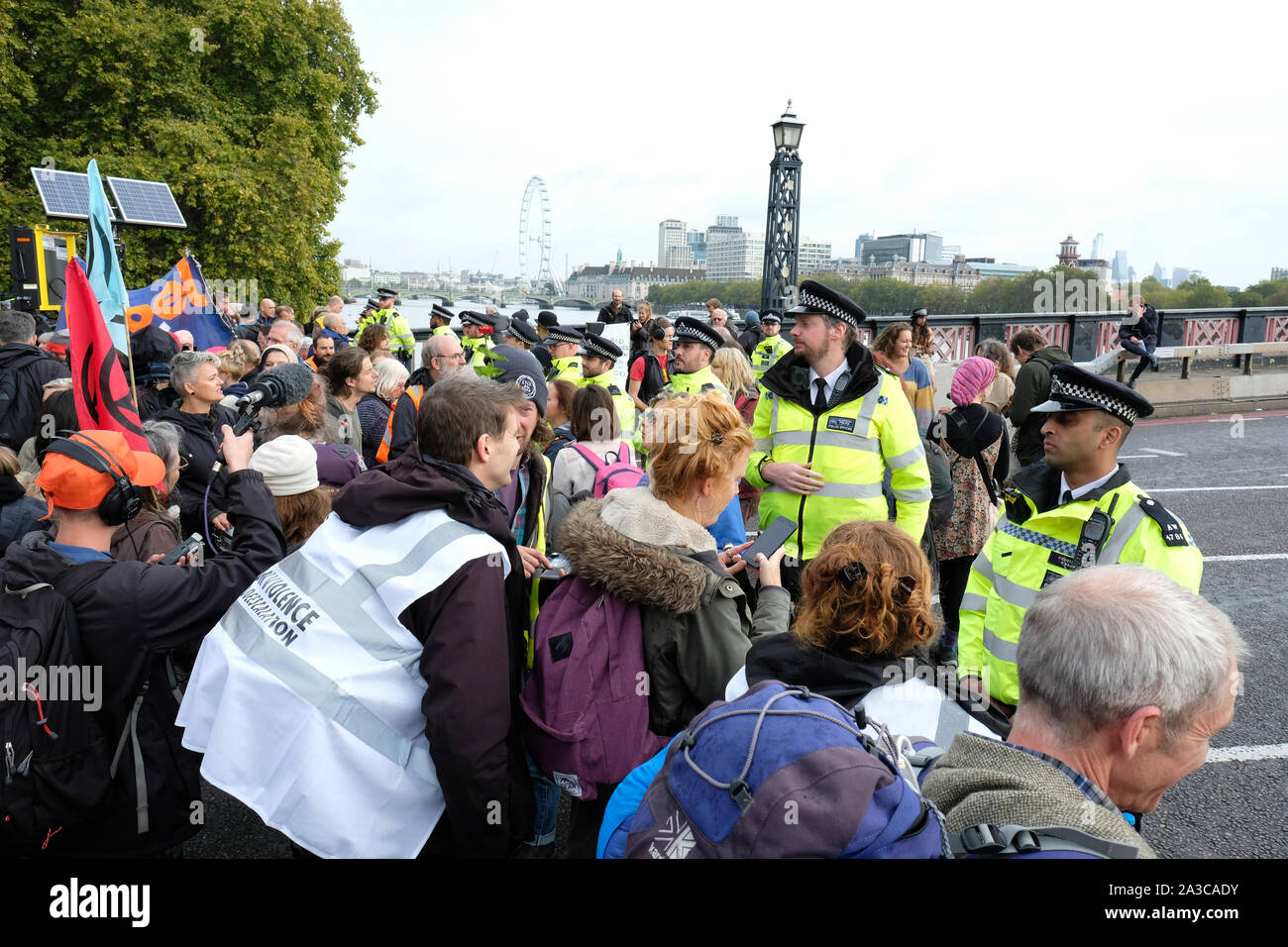 Westminster, London, Regno Unito - Lunedì 7 Ottobre 2019 - estinzione della ribellione XR clima manifestanti e forze di polizia il blocco ingresso Nord di Lambeth Bridge a Westminster - Photo Steven Maggio / Alamy Live News Foto Stock