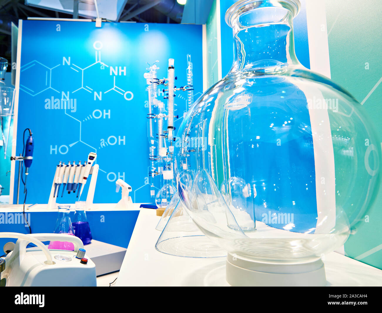 Palloni di chimica con liquidi e di attrezzature per il laboratorio Foto Stock