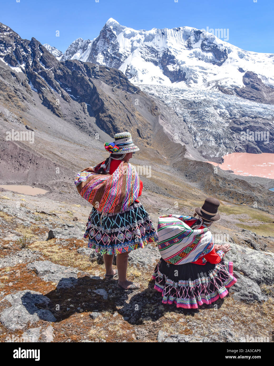 Ragazze Quechua andina ammirare viste sulla montagna sull'Ausangate trail. Cusco, Perù Foto Stock