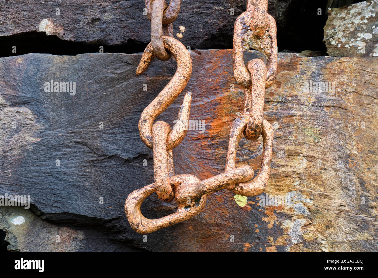 Rame catena verniciato, parte del rame nelle nostre vene art trail nella valle Coppermines, Coniston, Lake District, Cumbria Foto Stock
