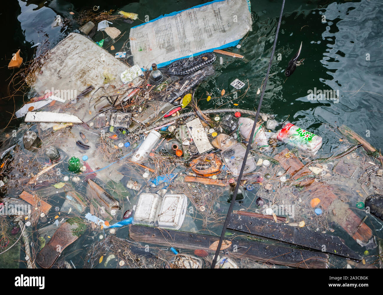 Plastica la raccolta dei rifiuti in mare Foto Stock