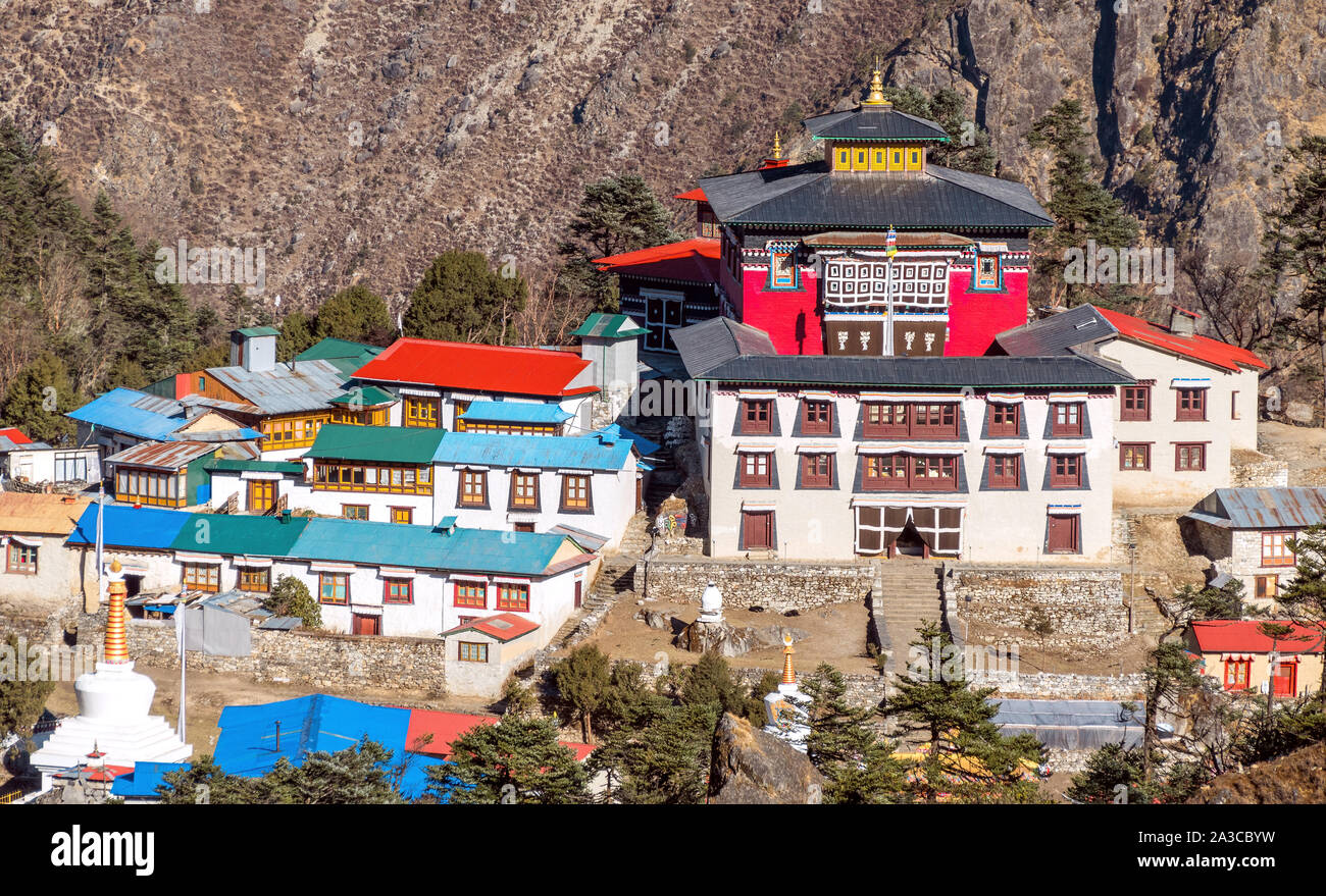 Tengboche monastero Buddista in Himalaya; antiche Mani di pietra con inciso il sanscrito sacro "mantra Om mani padme Hum". Valle del Khumbu, Solukh Foto Stock