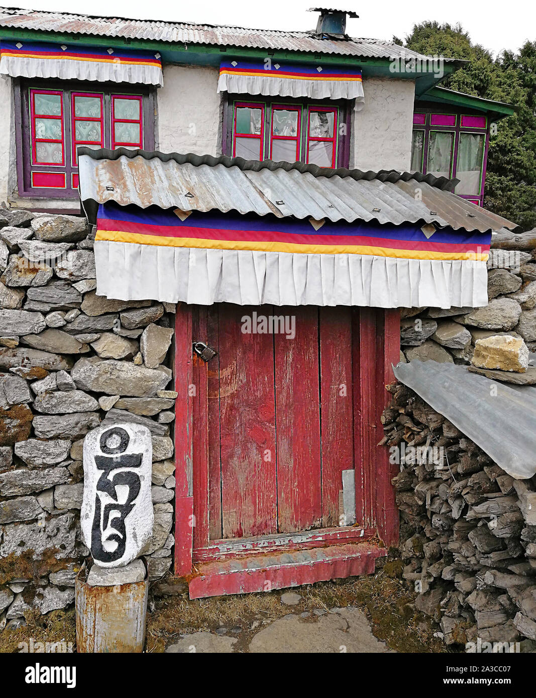 Buddista antica Mani di pietra con inciso il mantra sacro " OM MANI PADME HUM' nel monastero di Tengboche; trekking al campo base Everest, nazionale di Sagarmatha par Foto Stock