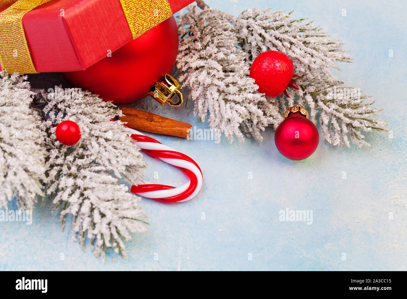 Decorazioni di Natale. Natale con sfondo verde albero di Natale ramo e Anno Nuovo arredamento Foto Stock