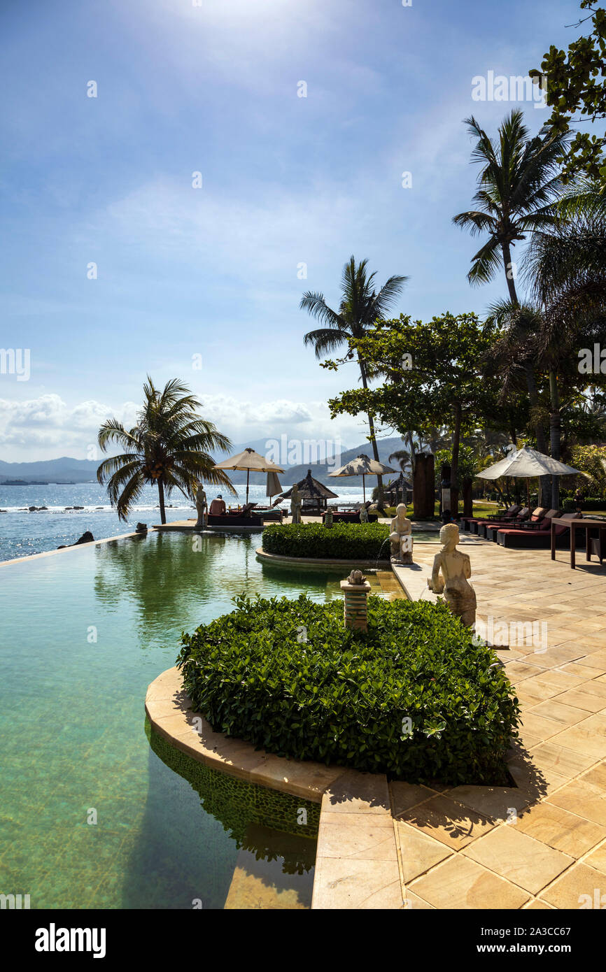 Brezza di mare resort con piscina e palme in Candi Dasa o Candidasa, Bali Orientale, Indonesia, Asia sud-orientale, Asia Foto Stock