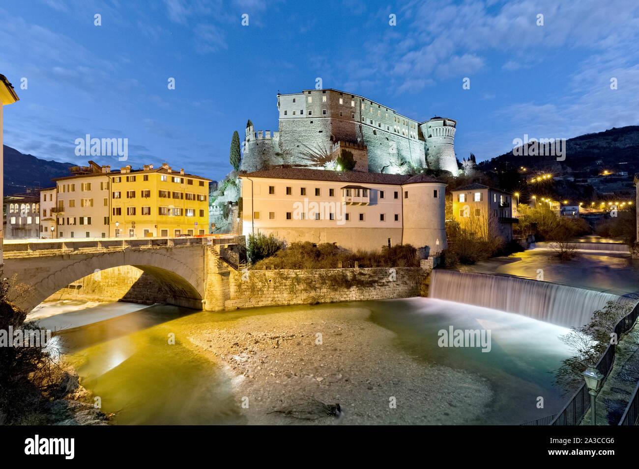 Il castello di Rovereto in una notte di luna piena. Rovereto, provincia di Trento, Trentino Alto Adige, Italia, Europa. Foto Stock