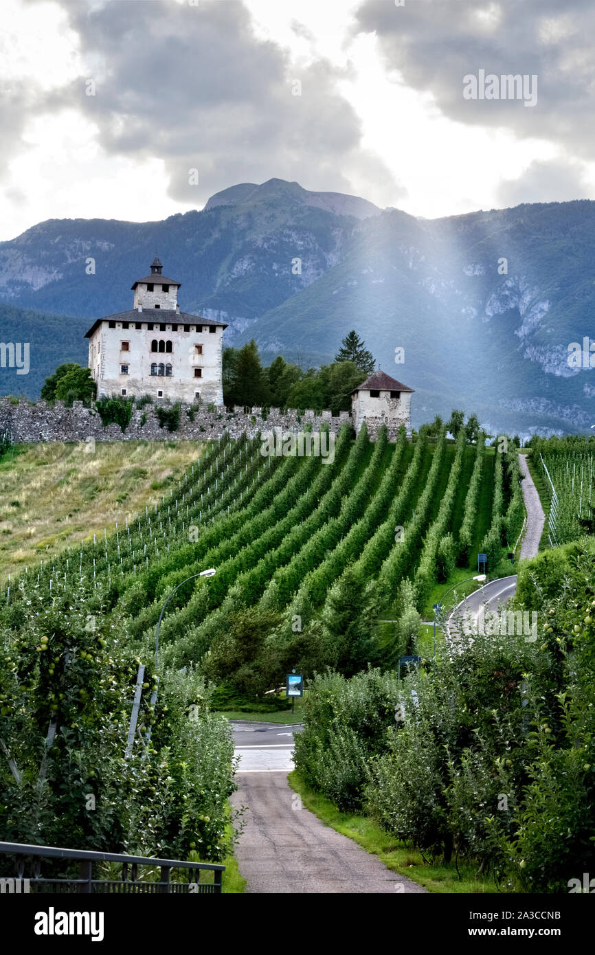 Nanno Castello affaccia sull'meli della Valle di Non. Ville d'Anaunia, provincia di Trento, Trentino Alto Adige, Italia, Europa. Foto Stock