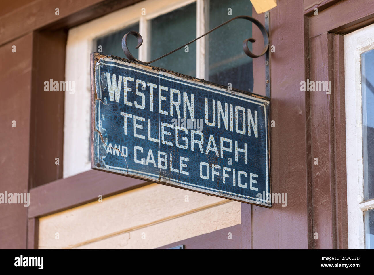 Simi Valley, California, Stati Uniti d'America - 3 Ottobre 2019: Vintage Western Union telegraph segno appeso alla storica di Santa Susana Railroad Station e deposito. Foto Stock