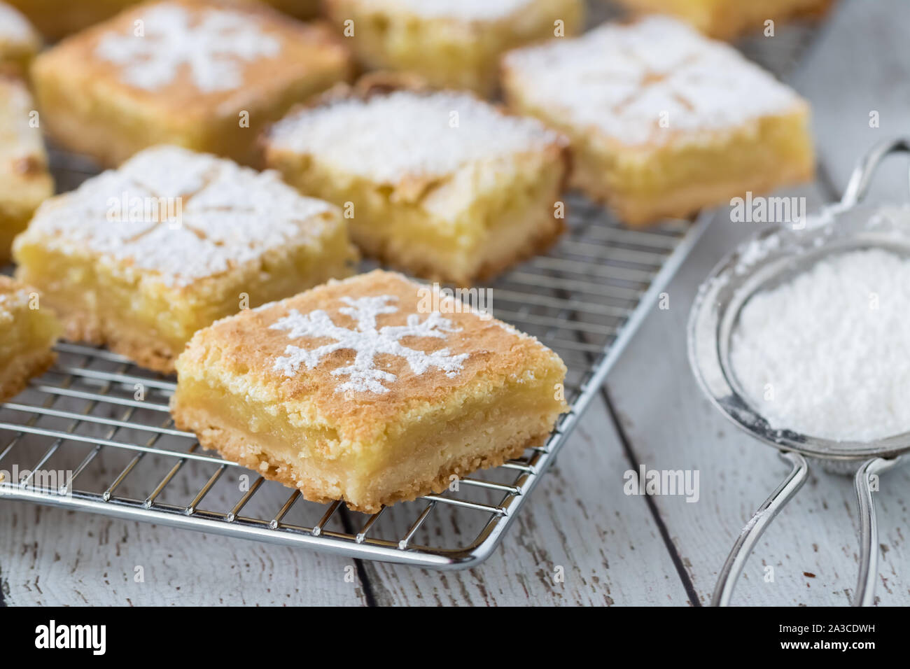 Piazze di limone con zucchero a velo. Foto Stock