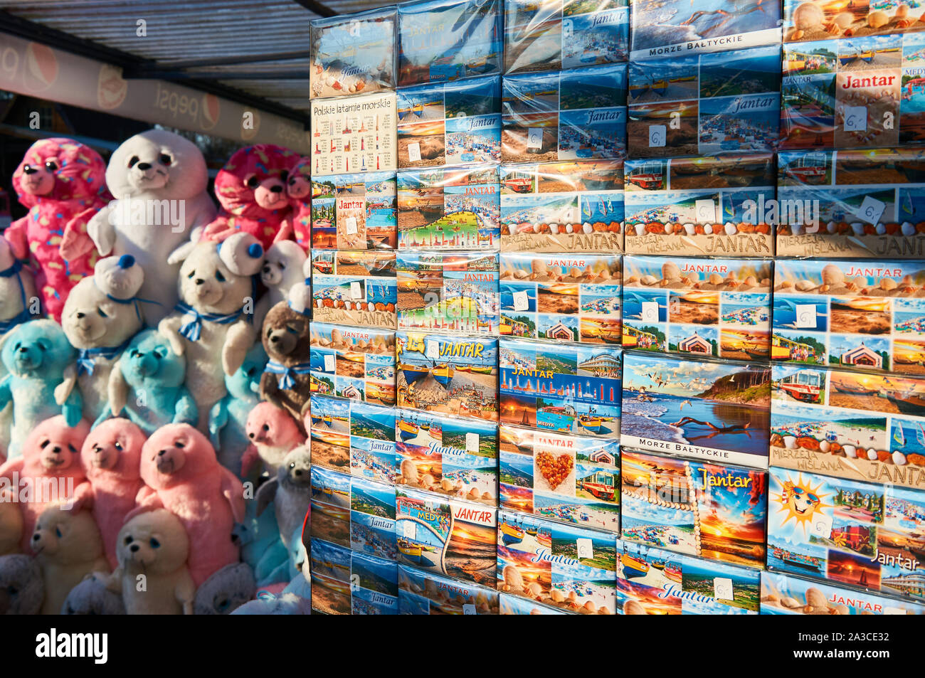 Negozio di souvenir che vende peluche giocattoli e calamite per frigoriferi, Jantar, Polonia Foto Stock