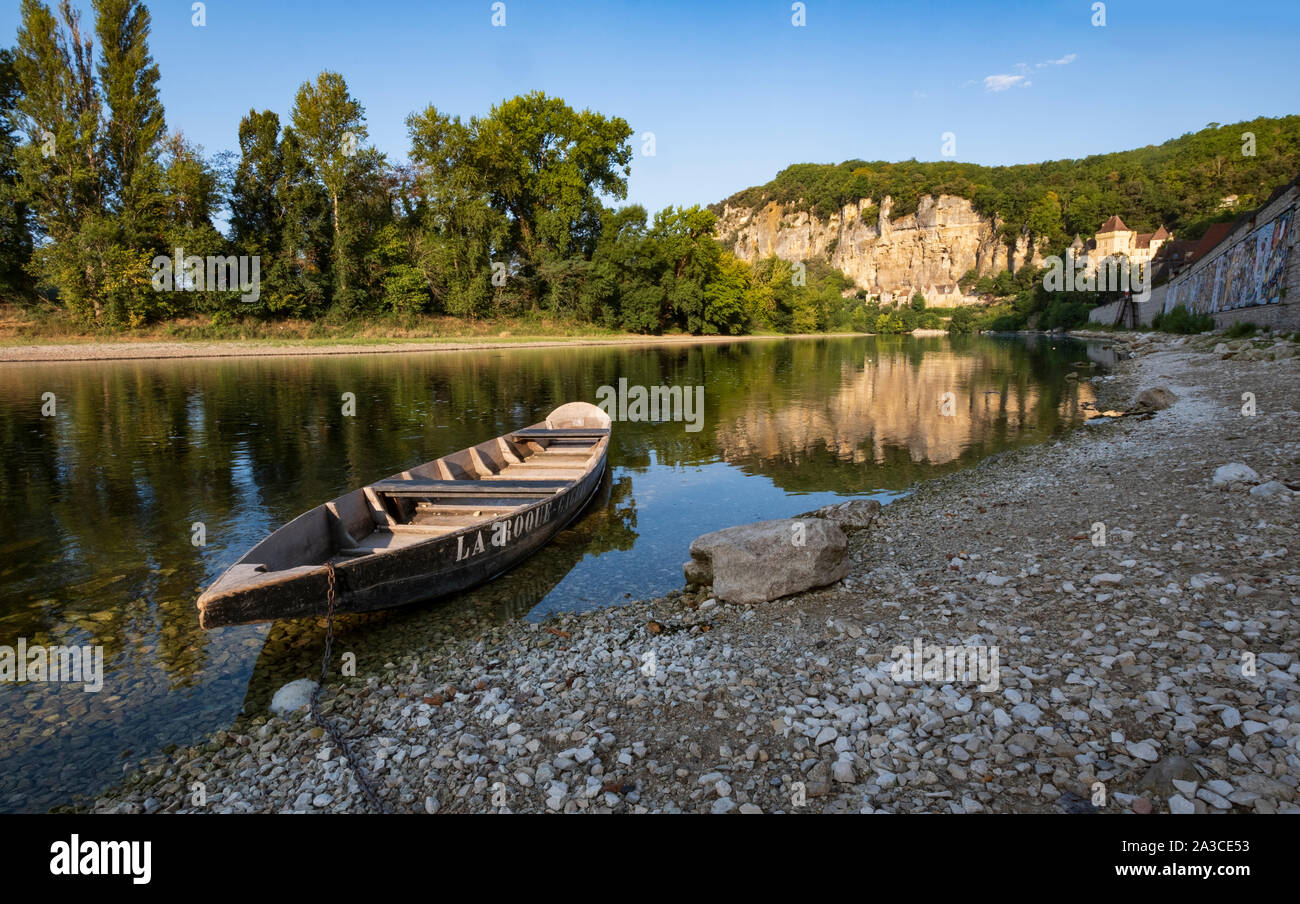 Barca sul fiume Dordogne, a La Roque Gageac, Perigord, Francia Foto Stock