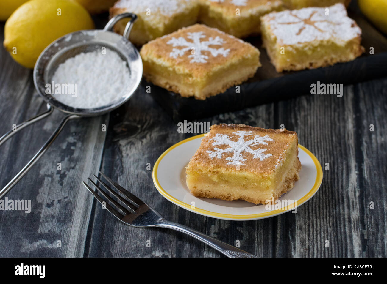 Piazze di limone con il simbolo del fiocco di neve di zucchero a velo di design. Foto Stock