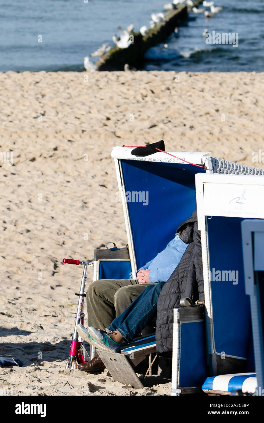 07 ottobre 2019, Schleswig-Holstein, Westerland: due persone sedersi in spiaggia sedia. Foto: Frank Molter/dpa Foto Stock