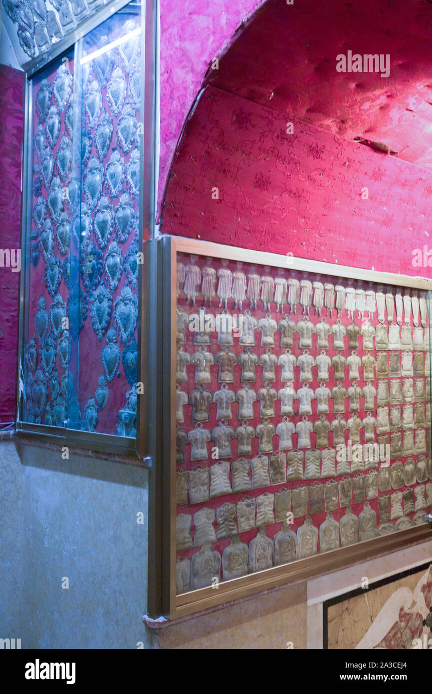 Argento i votives chiesa del Gesù Nuove, Napoli Foto Stock