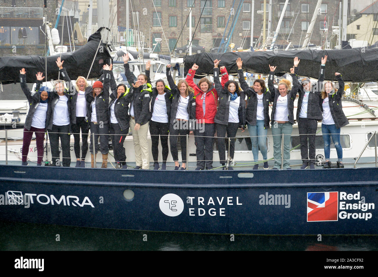 Il 14 donna equipaggio dare un abbraccio a bordo S.V. TravelEdge a Sutton Harbour Marina, Plymouth, come il tutto al femminile equipaggio preparare per due anni di missione di ricerca in tutto il mondo per studiare le fonti e le soluzioni a ocean inquinamento in plastica. Foto Stock
