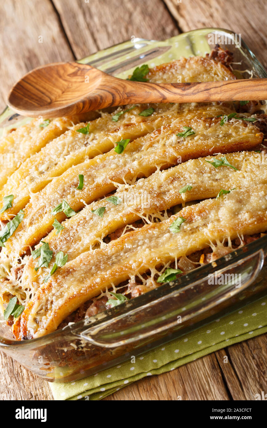 Deliziosa pastelon Puerto Rican casseruola di banana con carne di manzo macinata close-up in una teglia sul piano verticale. Foto Stock