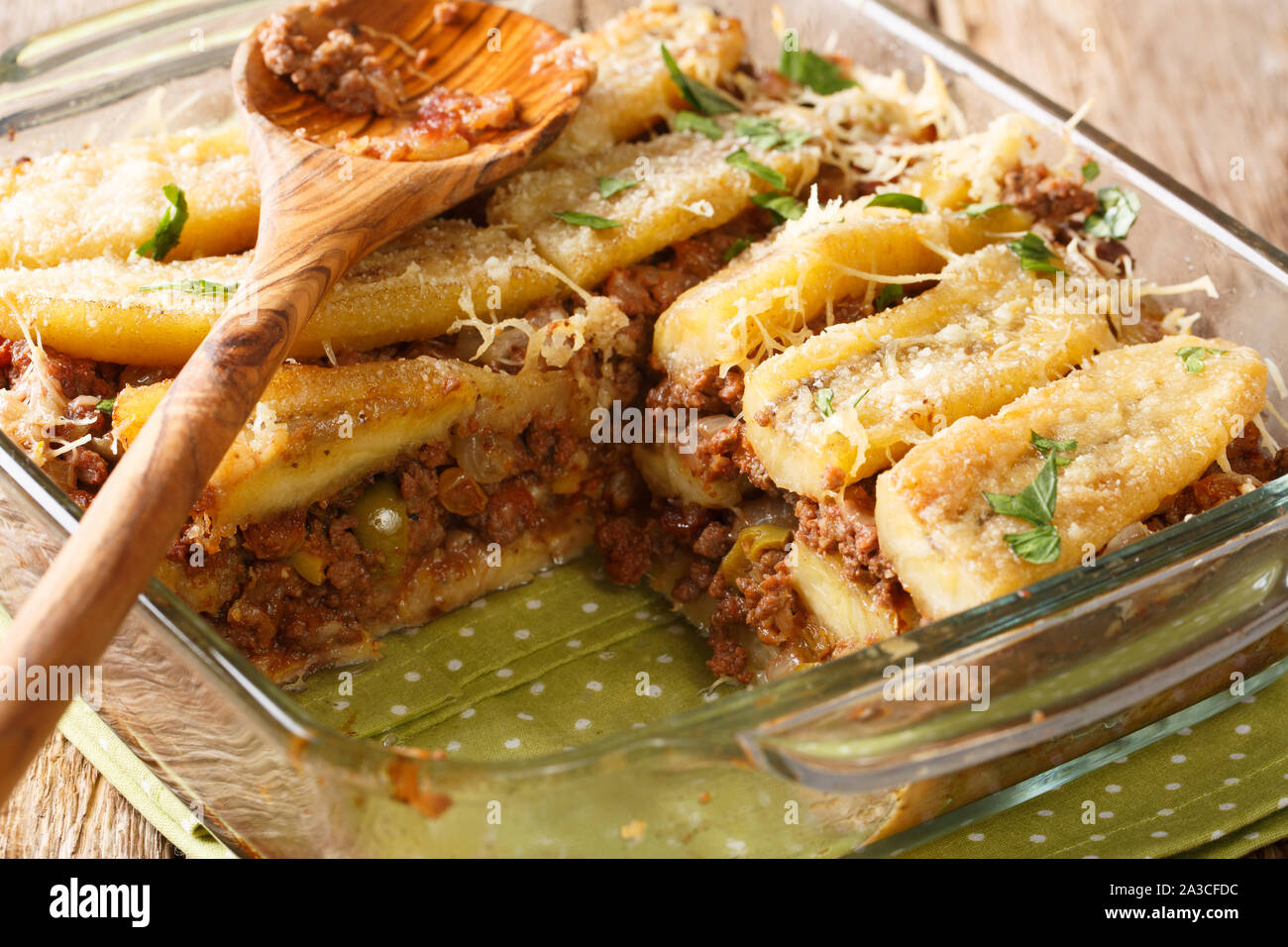 Fette di Puerto Rican pastelon de platano maduro close-up in una teglia sul tavolo orizzontale. Foto Stock