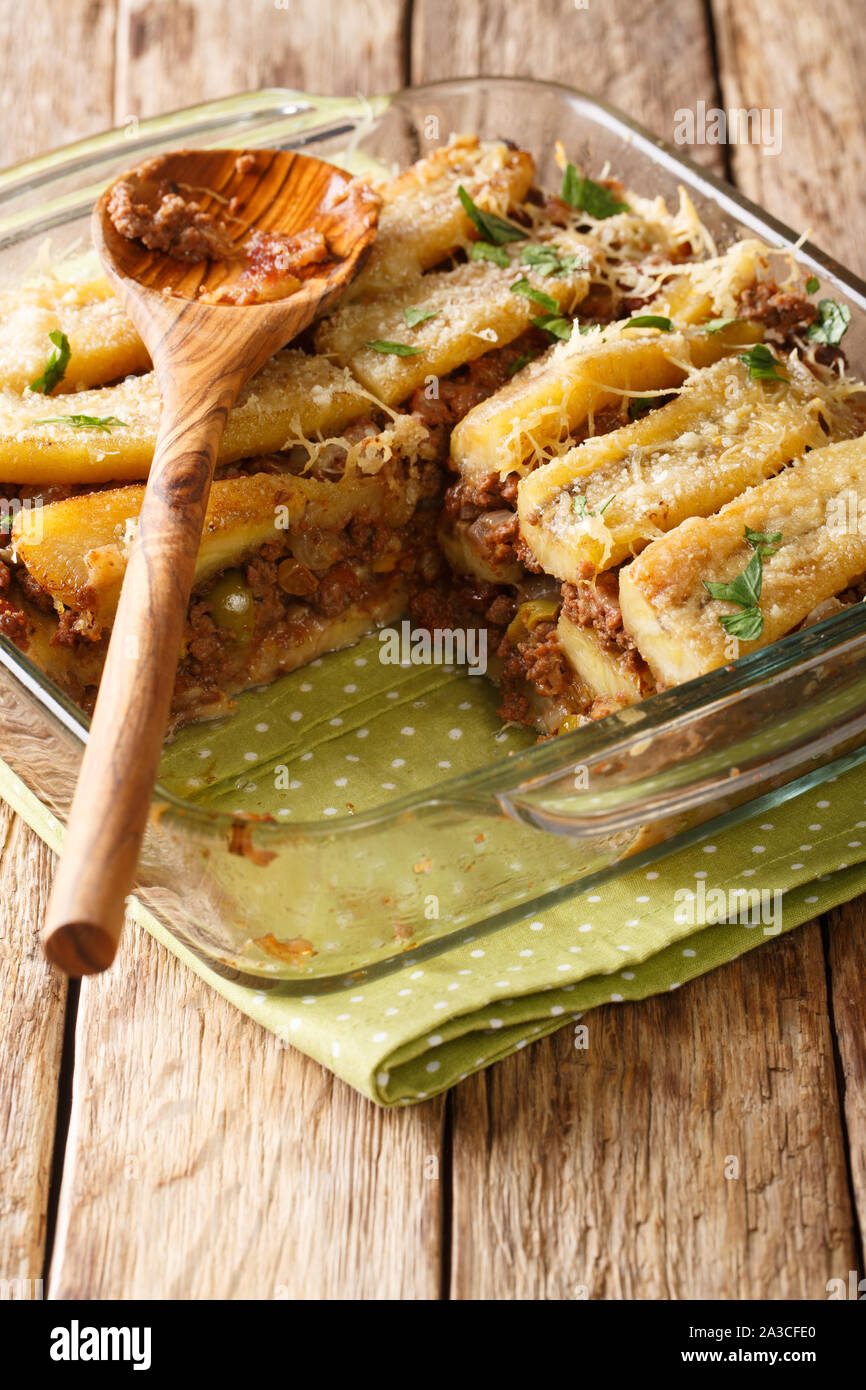 Pastelon (Puerto Rican piantaggine dolci lasagne) close-up di una teglia su una tavola verticale. Foto Stock