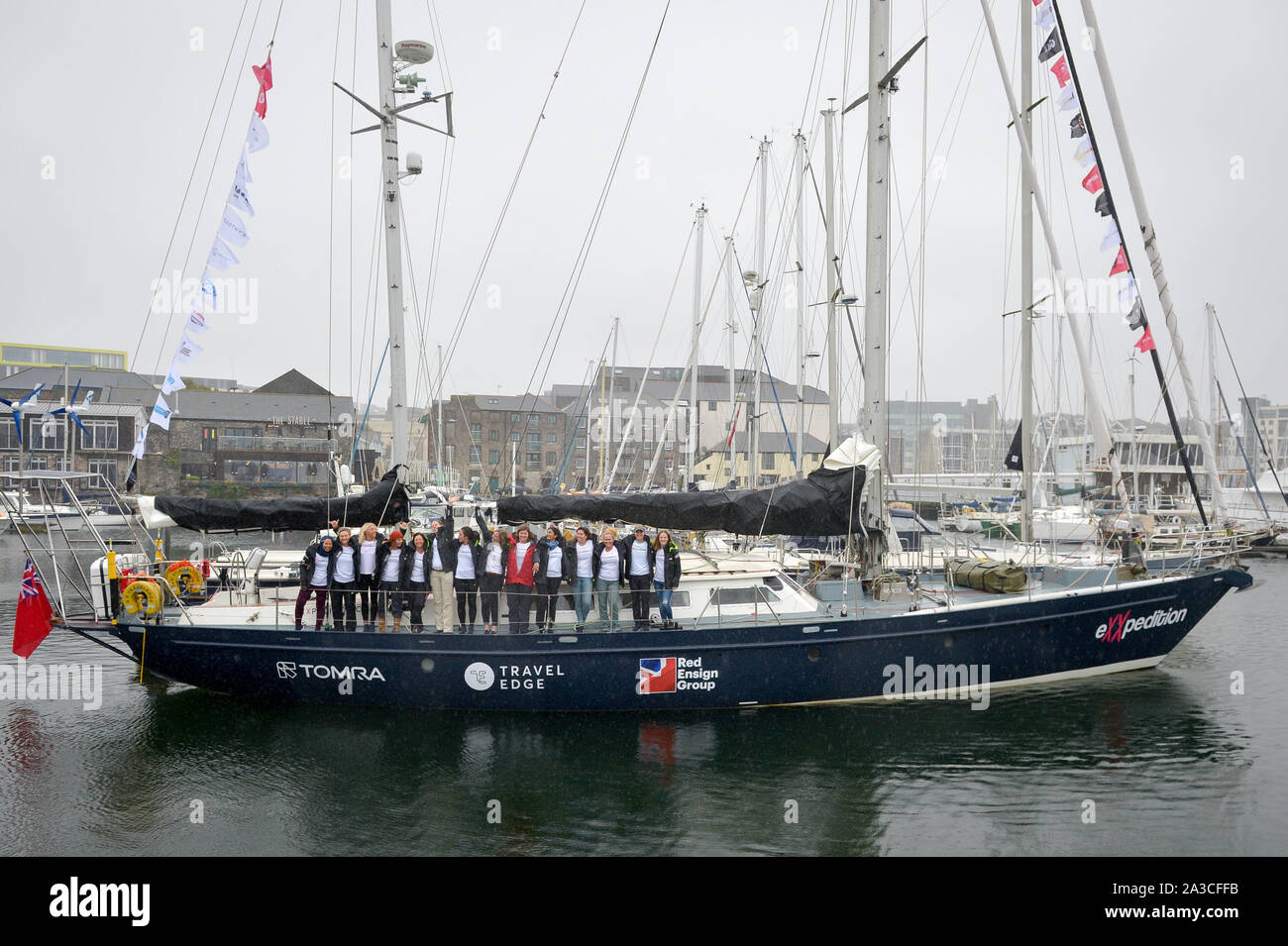 Il 14 donna equipaggio dare un abbraccio a bordo S.V. TravelEdge a Sutton Harbour Marina, Plymouth, come il tutto al femminile equipaggio preparare per due anni di missione di ricerca in tutto il mondo per studiare le fonti e le soluzioni a ocean inquinamento in plastica. Foto Stock