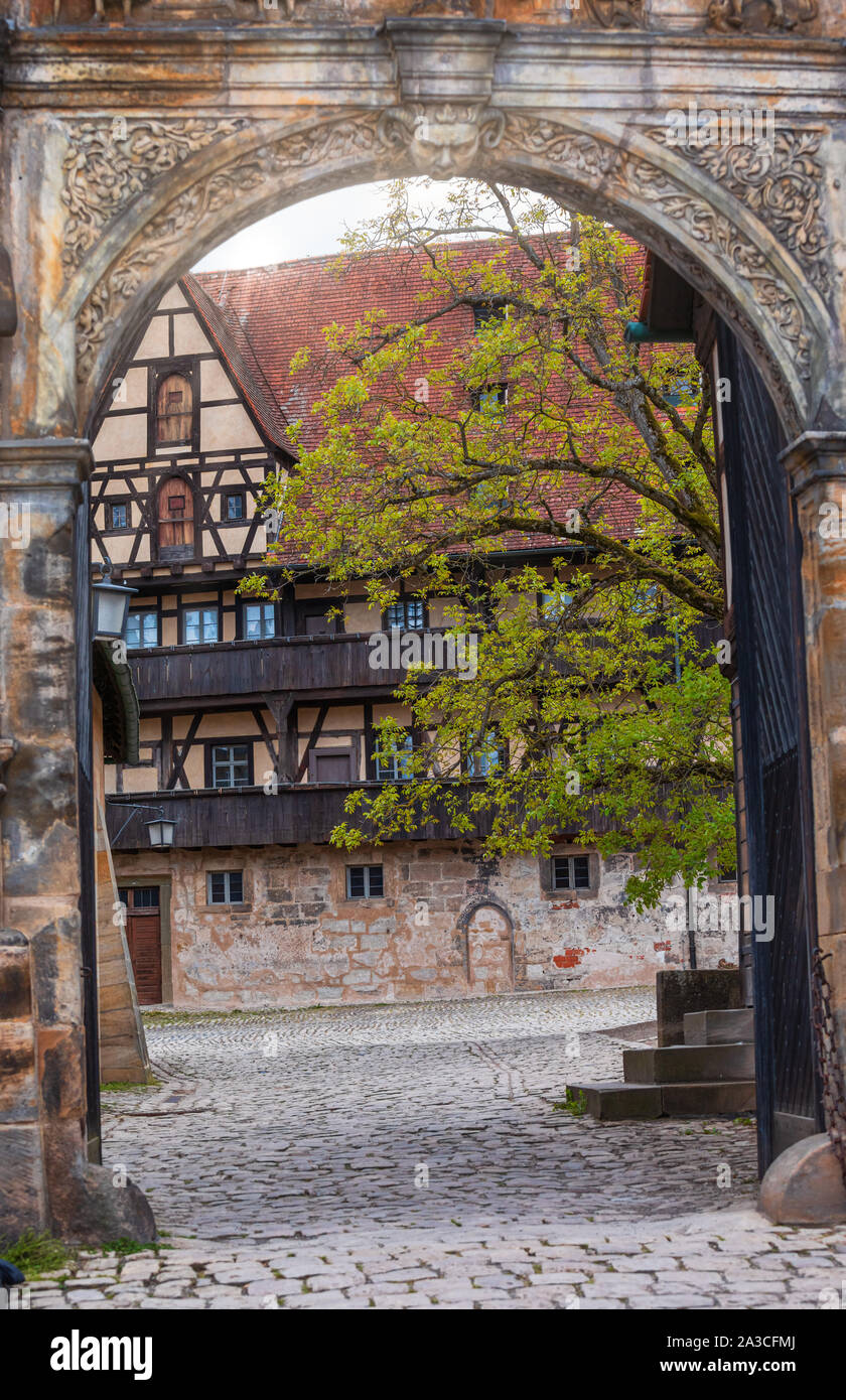 Ingresso a la Alte Hofhaltung (vecchio cortile), ex residenza dei vescovi ora museo storico, Bamberg Città Vecchia, Baviera, Germania, Europa. Bamb Foto Stock