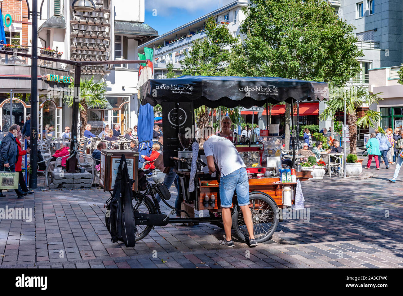 Coffee-bike sulla strada Kröpeliner una frequentata zona per lo shopping a Rostock, Germania. Foto Stock