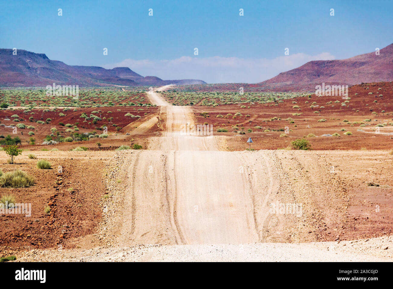 Estremamente collinoso strada di ghiaia nel mezzo di Kaokoland, Namibia, Africa Foto Stock