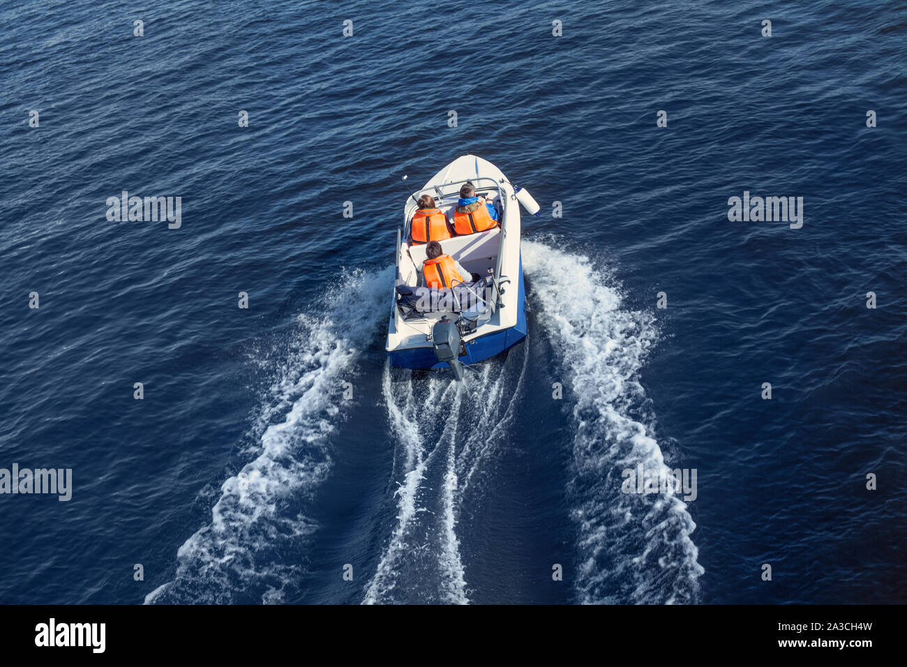 Il servizio di soccorso nuota velocemente su una barca sul lago Foto Stock