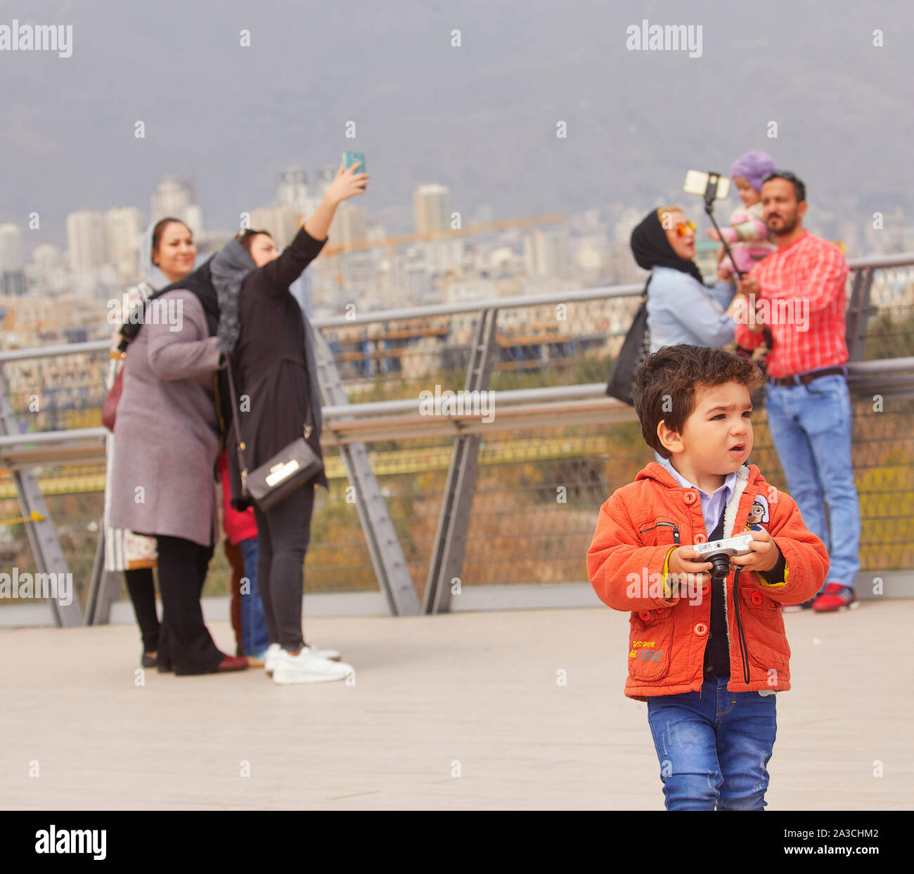 Iran Teheran Teheran Tabiat turistica ponte rendendo selfies 30-03-2017 foto: Jaco Klamer Foto Stock