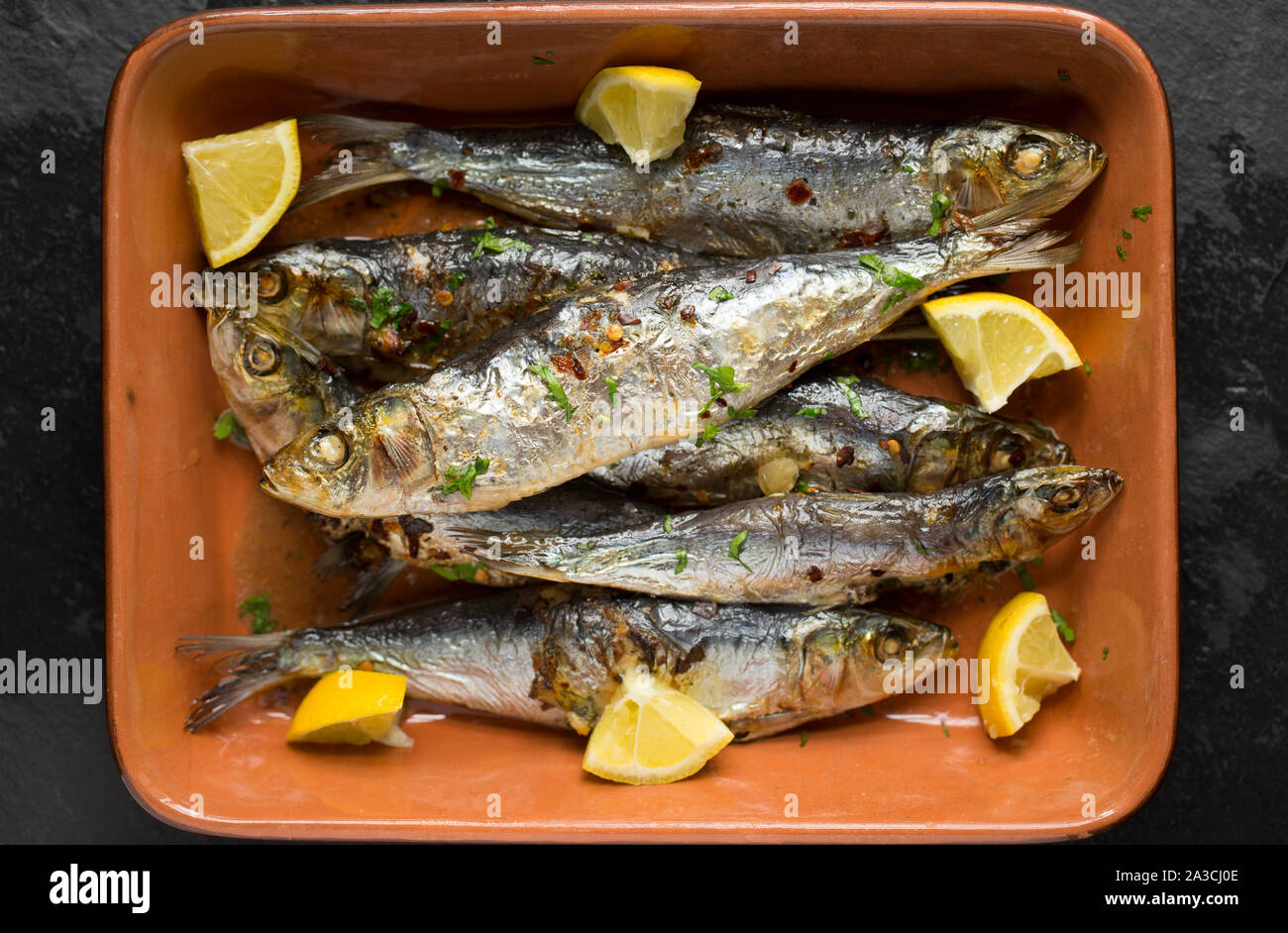 Cornish sardine, Sardina pilchardus, acquistato da un supermercato nel Regno Unito e in grigliato in un forno di alogeno con finocchio e burro alle erbe. Nel Regno Unito la sardina Foto Stock