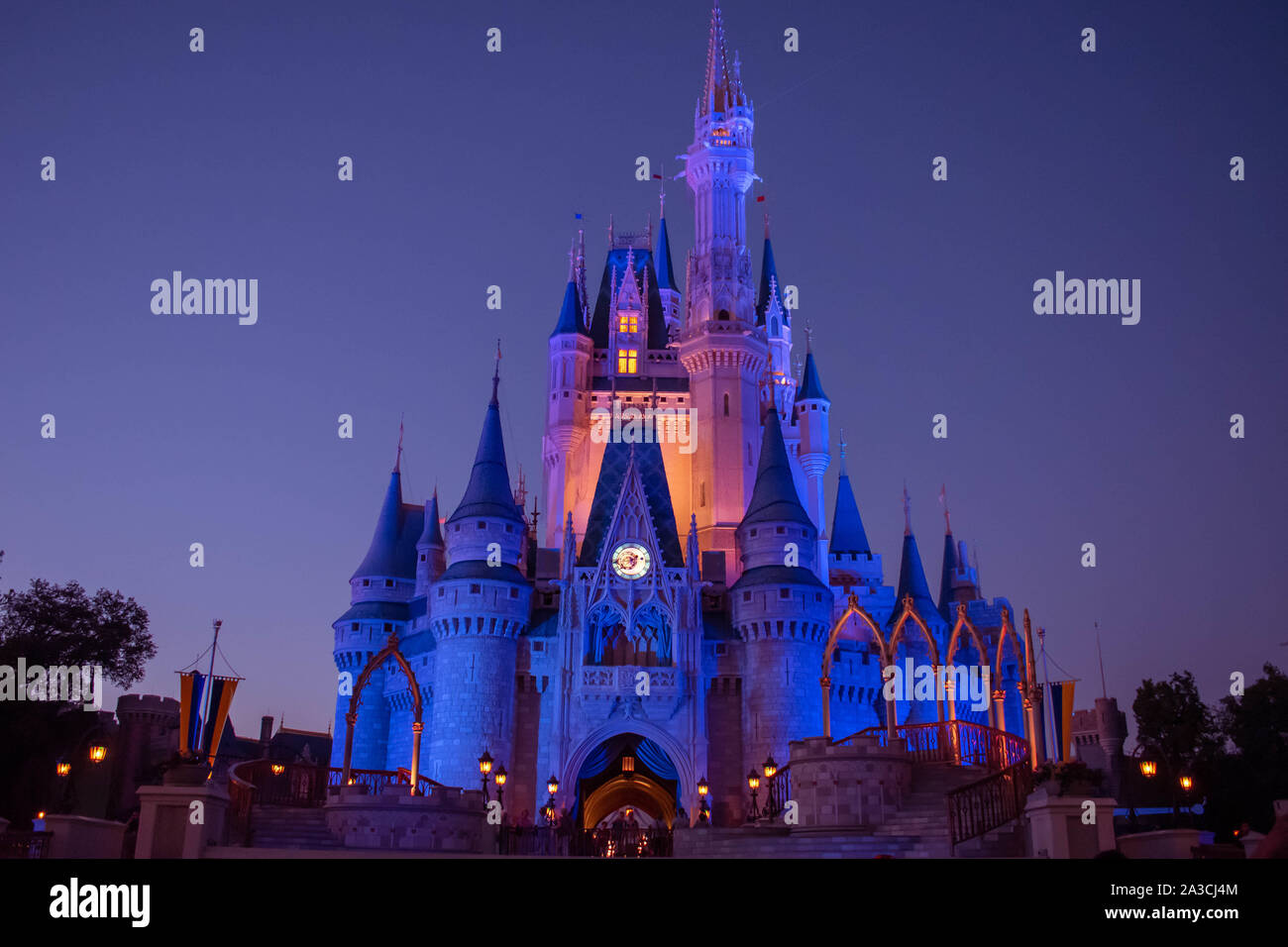 Orlando, Florida. Settembre 23, 2019. Illuminato il Castello di Cenerentola a Magic Kigndom Foto Stock