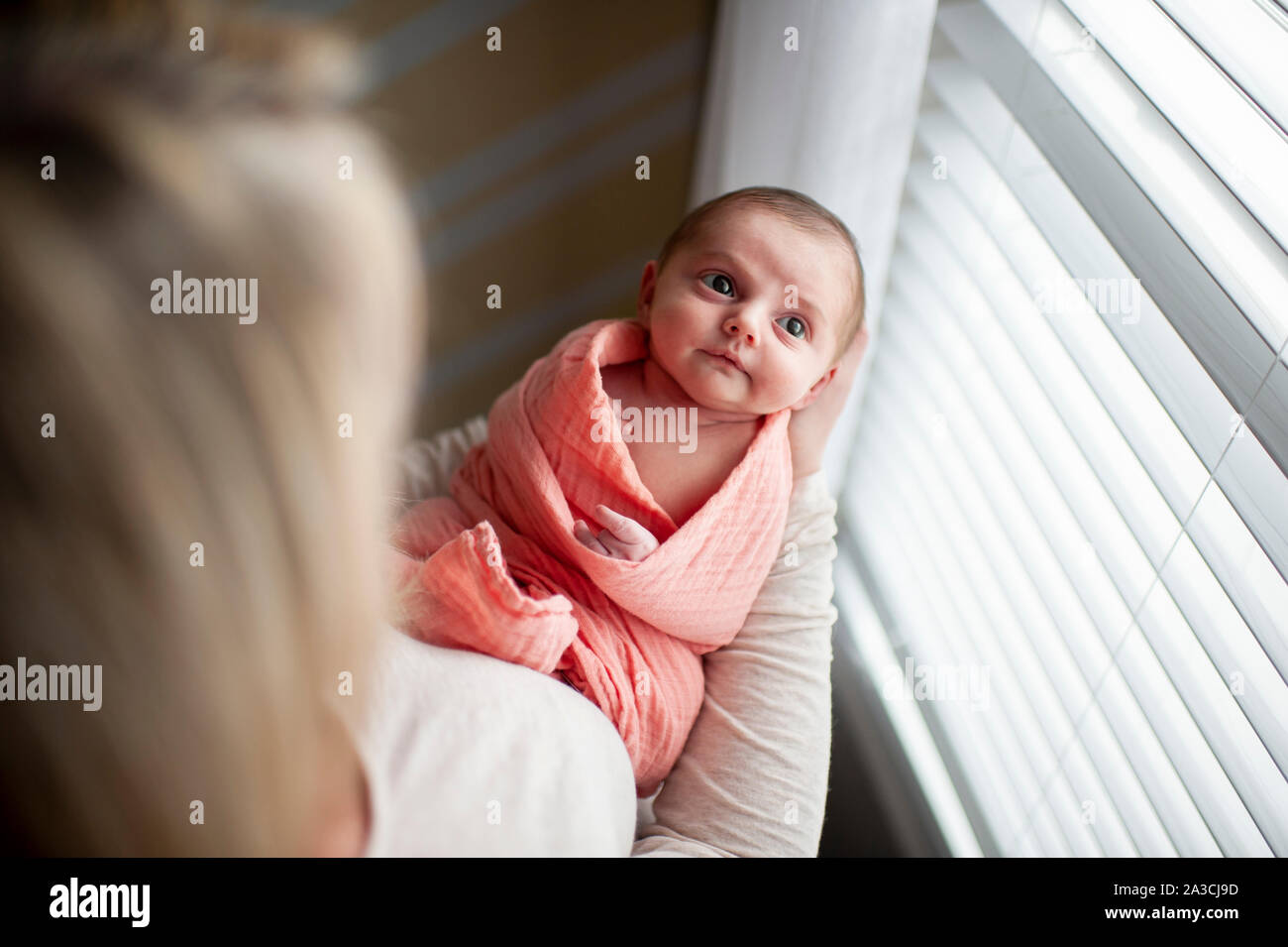 Al di sopra di vista dell azienda madre figlia neonato cercando fino in corrispondenza della finestra Foto Stock