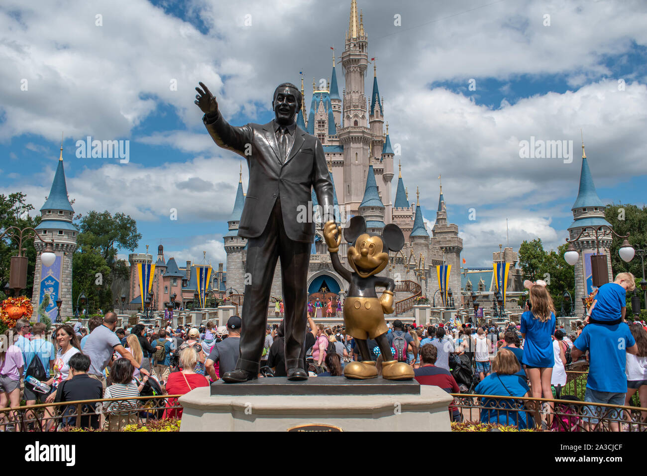 Orlando, Florida. Settembre 23, 2019. Partner statua (Walt Disney e Mickey) al Magic Kigndom Foto Stock
