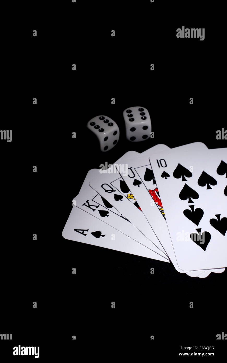 Royal Flush of Spade con due morse su nero Foto Stock