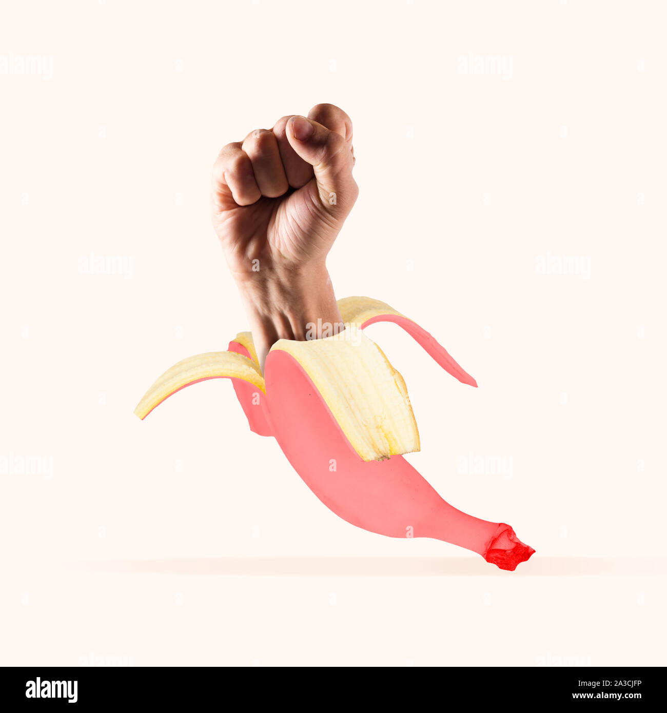 Conosci i tuoi diritti di nutrizione sana. Pugno di sesso maschile come una banana rosa contro sfondo giallo. Lo spazio negativo per inserire il tuo testo. Il design moderno. Contemporaneo e colorato concettuale arte brillante collage. Foto Stock