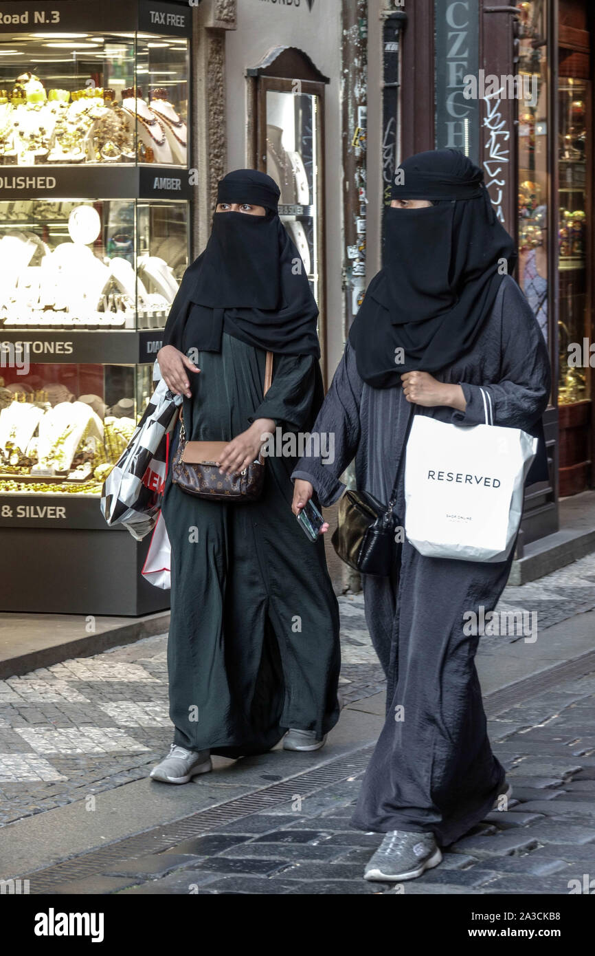 Due donne arabe che fanno acquisti in abayas nero Niqaab abbigliamento donne nascoste Charles Street Praga Repubblica Ceca Europa donne di lusso donne musulmane Foto Stock