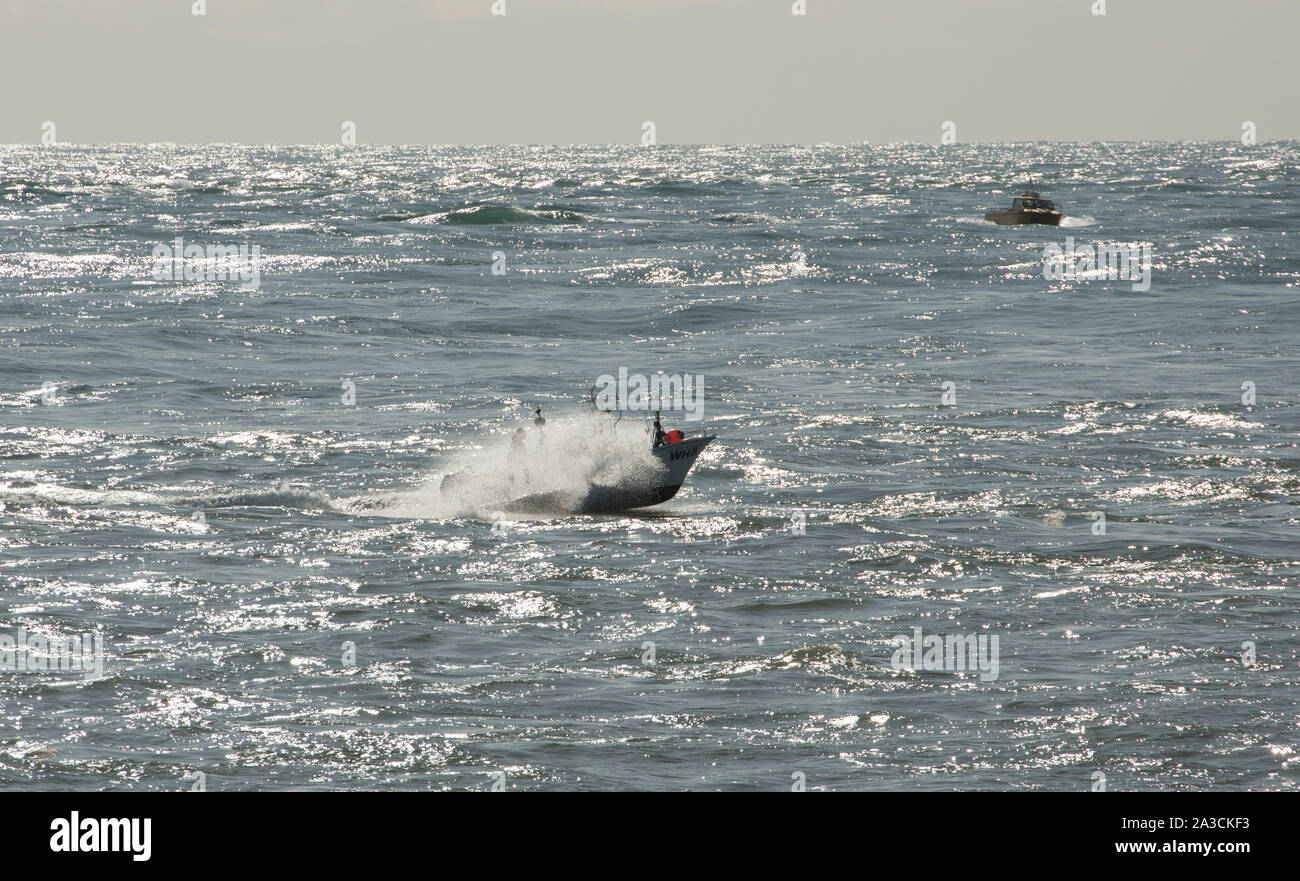 Barche da pesca in Portland gara di marea in ottobre su un grande marea visto dalla punta di Portland Bill. La zona è nota per esso potenti maree e vai Foto Stock