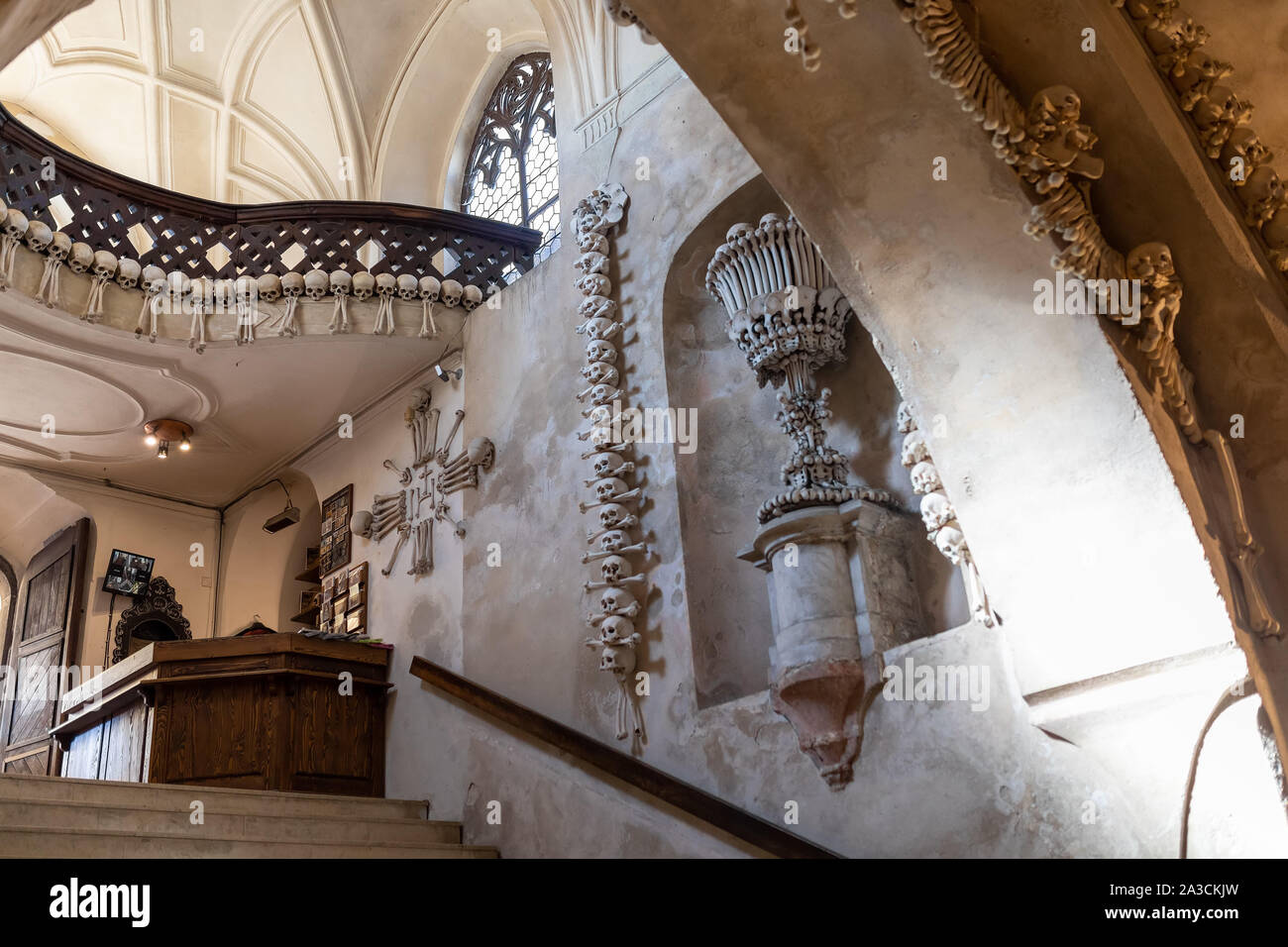 Teschi umani e ossa Kostnice Sedlec ossario romano piccola cappella cattolica, cimitero Chiesa di Tutti i Santi di Sedlec, un sobborgo di Kutna Hora in CZ Foto Stock
