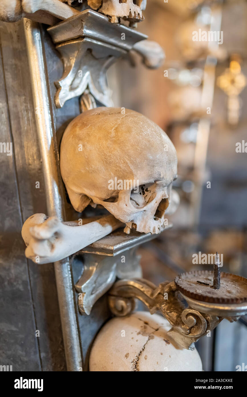 Teschi umani e ossa Kostnice Sedlec ossario romano piccola cappella cattolica, cimitero Chiesa di Tutti i Santi di Sedlec, un sobborgo di Kutna Hora in CZ Foto Stock